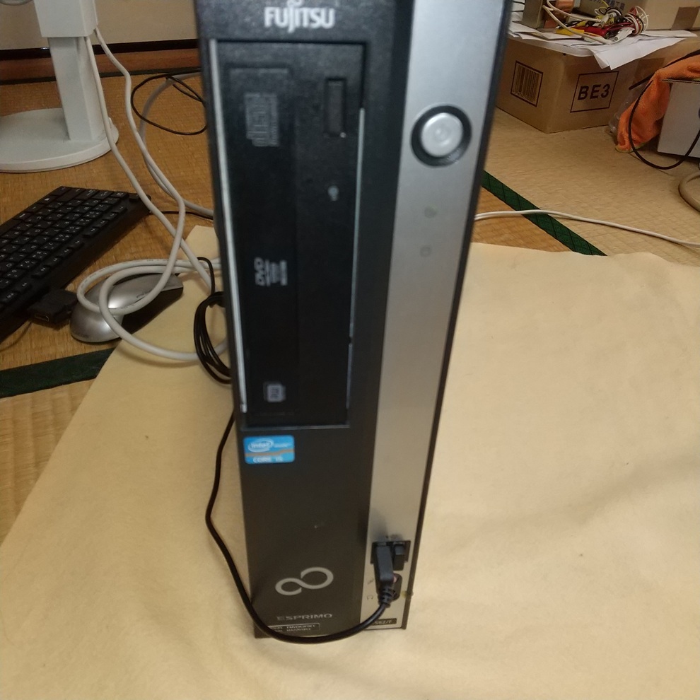 富士通デスクトップパソコン　動作しますがジャンクです_画像1