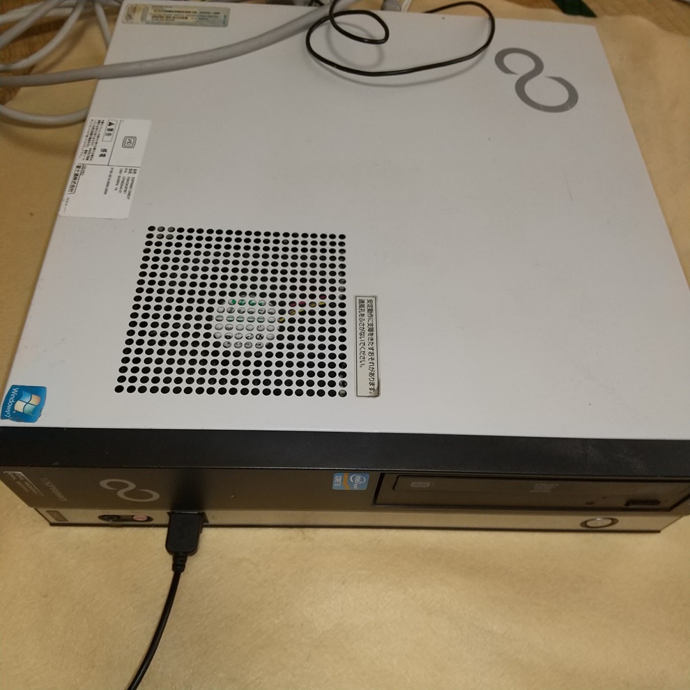 富士通デスクトップパソコン　動作しますがジャンクです_画像2
