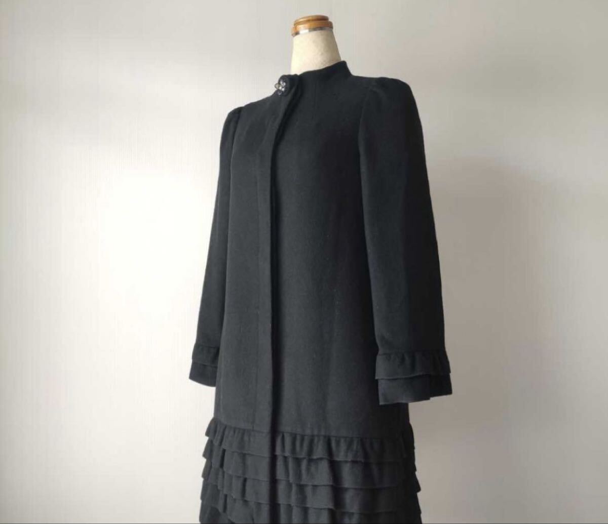 M'S GRACY　エムズグレイシー　ステンカラーコート　フリル　ビジュー　36 黒_画像2