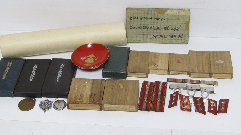 旧日本軍 勲章 記念メダル 賞状など まとめてセット 志那事変従軍記章 電信第一連隊 階級章 襟章 肩章 kl11-6047[VOX]_画像1