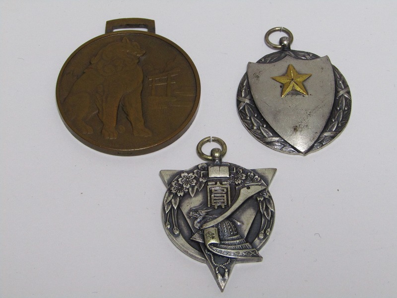 旧日本軍 勲章 記念メダル 賞状など まとめてセット 志那事変従軍記章 電信第一連隊 階級章 襟章 肩章 kl11-6047[VOX]_画像3