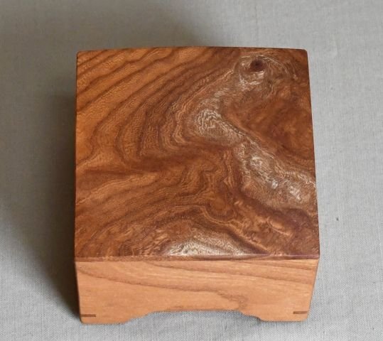 欅上杢の駒箱 四隅落し 新品. 化粧箱付き。_画像3