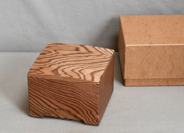 徳島県産木頭杉良杢の駒箱、四隅落し。新品。化粧箱付き_画像1