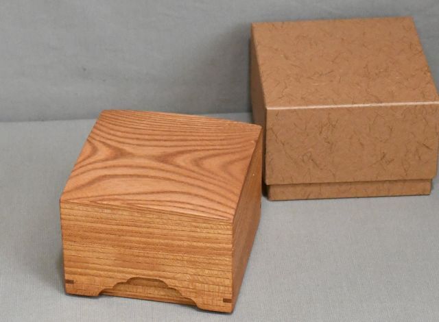 欅中杢の駒箱、四隅落し。新品.。化粧箱付き。_画像1