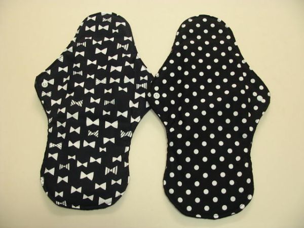 844【追加送料無・同梱可】★黒　リボン　ワッフル　布ナプキン　◆2枚　夜用32　一体型〓Ｗ防水〓_画像2