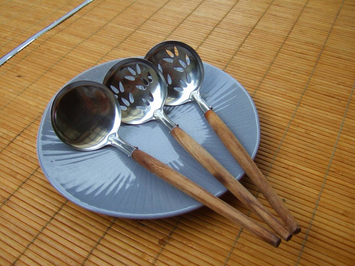 ちりれんげ チリレンゲ 穴あき×１ 木製柄+ステンレス 湯豆腐 鍋料理 お玉 豆腐すくい 和食 カトラリー _画像1