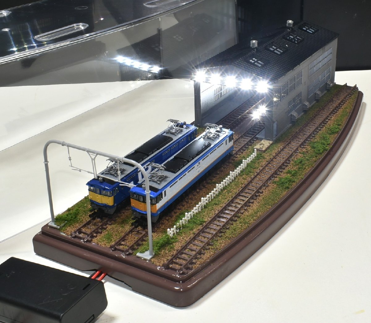 【SAZAN】鉄道ジオラマ展示台ケース付き 電車庫&ヤード照明付き3線路(他の商品と同梱不可)※33x12cm★66_画像1