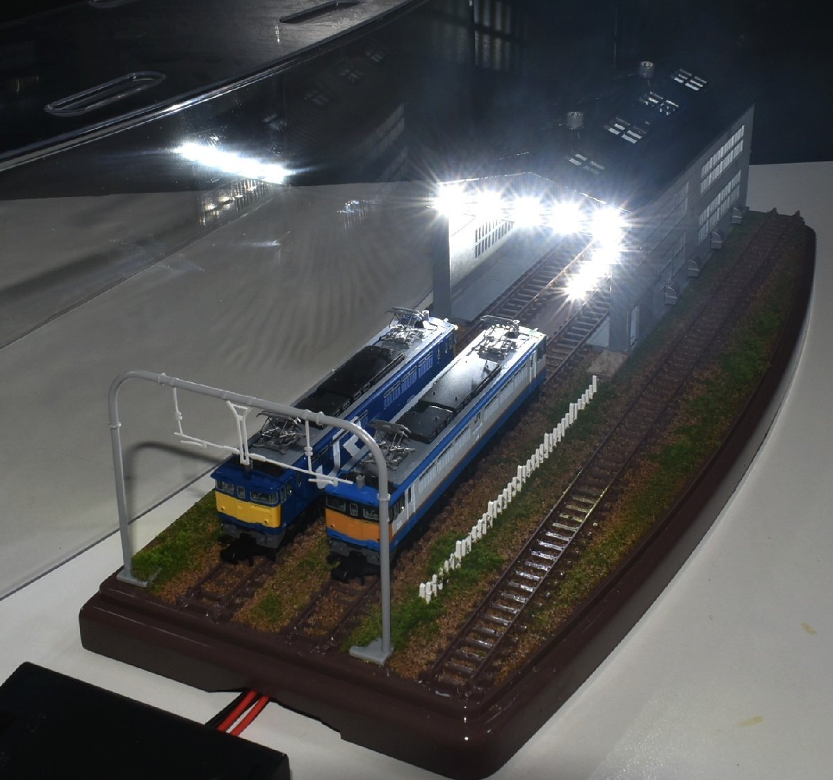 【SAZAN】鉄道ジオラマ展示台ケース付き 電車庫&ヤード照明付き3線路(他の商品と同梱不可)※33x12cm★66_画像2