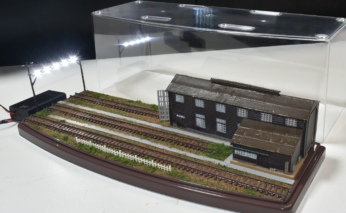 【SAZAN】鉄道ジオラマ展示台ケース付き 木造機関庫&ヤード照明付き3線路(他の商品と同梱不可)※33x12cm★71_画像5