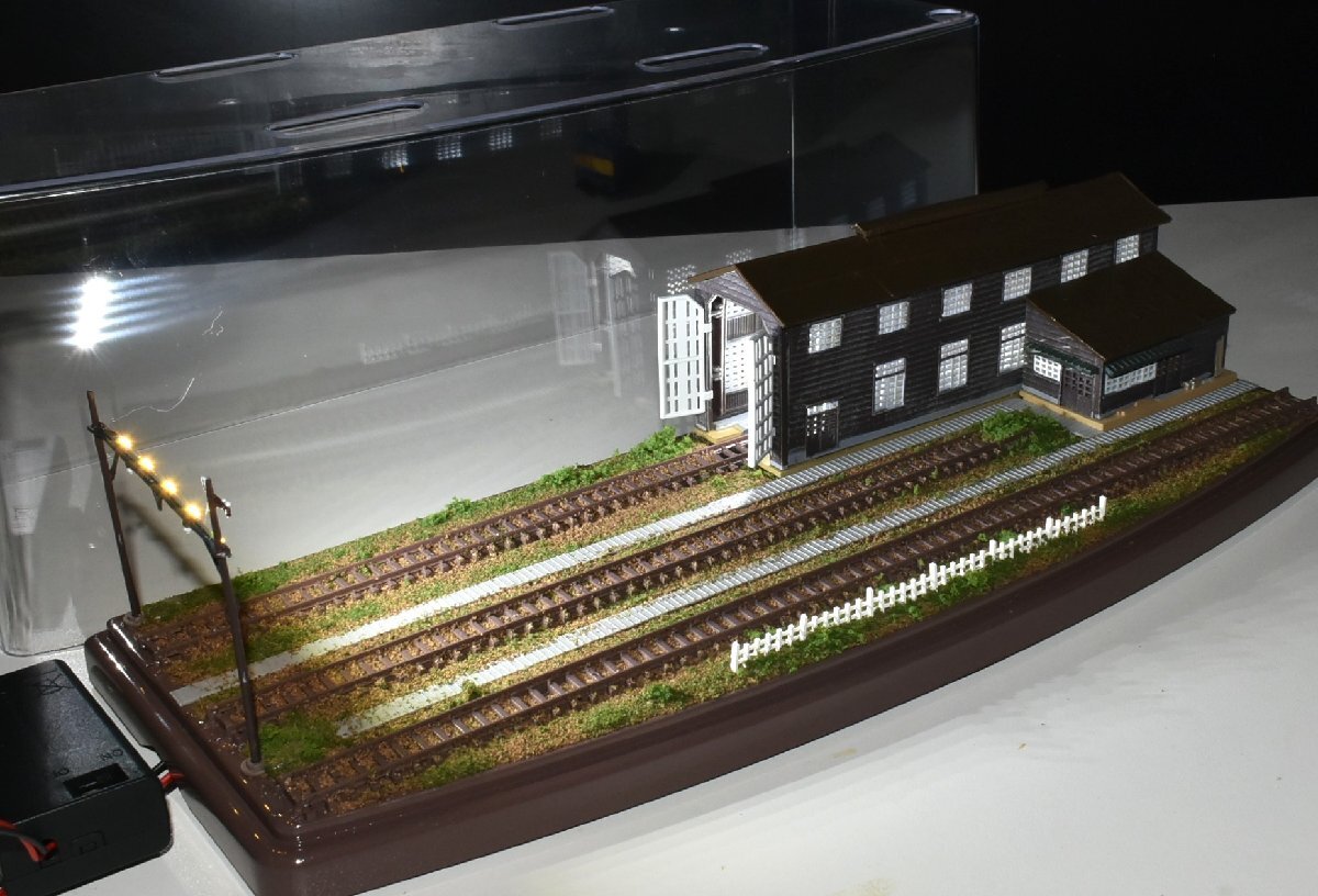 【SAZAN】鉄道ジオラマ展示台ケース付き 木造機関庫&ヤード照明付き3線路(他の商品と同梱不可)※33x12cm★71_画像4