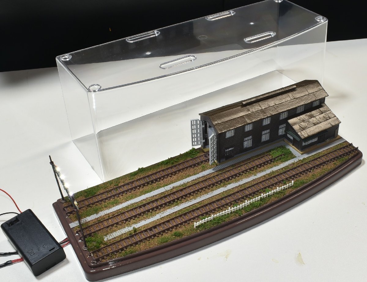 【SAZAN】鉄道ジオラマ展示台ケース付き 木造機関庫&ヤード照明付き3線路(他の商品と同梱不可)※33x12cm★71_画像6