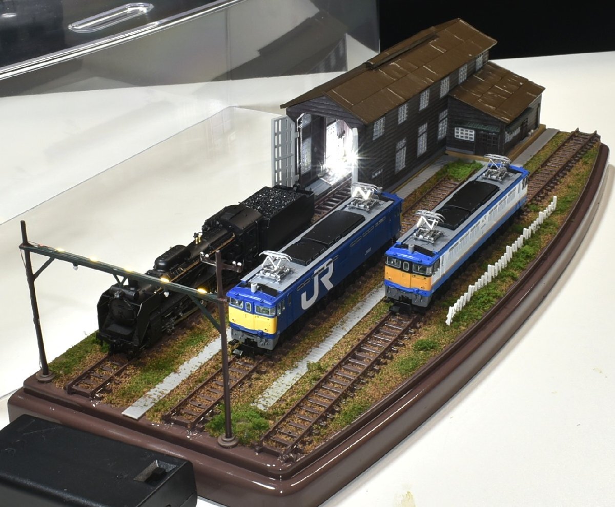 【SAZAN】鉄道ジオラマ展示台ケース付き 木造機関庫&ヤード照明付き3線路(他の商品と同梱不可)※33x12cm★71_画像1