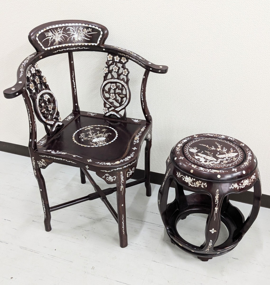 中国美術 唐木家具 螺鈿彫刻 紫檀 桜 透かし彫 椅子 孔雀 スツール セット　チェア 腰掛け サイドテーブル 花台 飾台 螺鈿細工_画像1