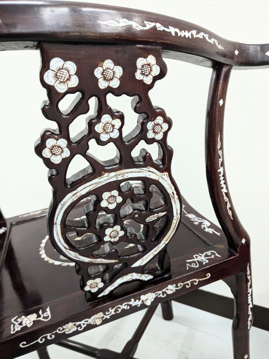 中国美術 唐木家具 螺鈿彫刻 紫檀 桜 透かし彫 椅子 孔雀 スツール セット　チェア 腰掛け サイドテーブル 花台 飾台 螺鈿細工_画像3
