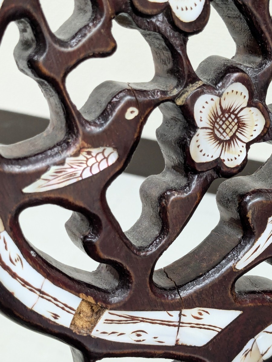 中国美術 唐木家具 螺鈿彫刻 紫檀 桜 透かし彫 椅子 孔雀 スツール セット　チェア 腰掛け サイドテーブル 花台 飾台 螺鈿細工_画像4