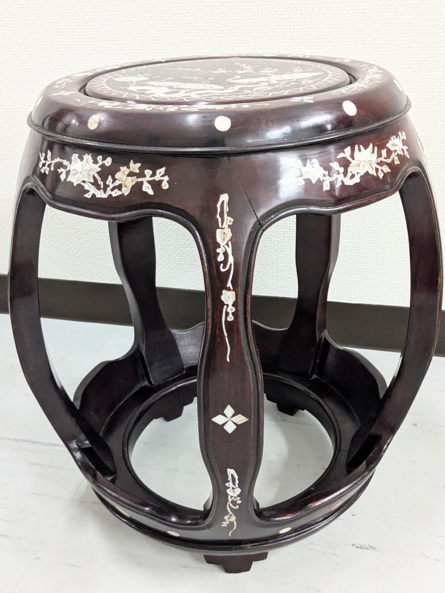 中国美術 唐木家具 螺鈿彫刻 紫檀 桜 透かし彫 椅子 孔雀 スツール セット　チェア 腰掛け サイドテーブル 花台 飾台 螺鈿細工_画像6