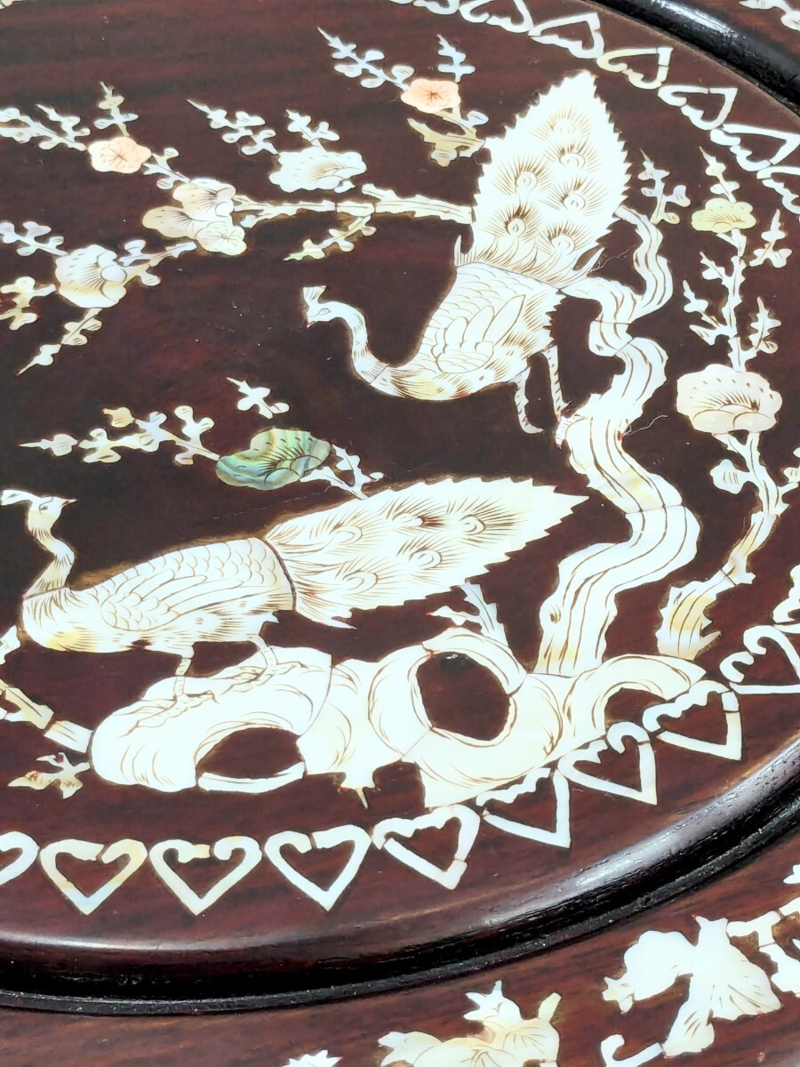 中国美術 唐木家具 螺鈿彫刻 紫檀 桜 透かし彫 椅子 孔雀 スツール セット　チェア 腰掛け サイドテーブル 花台 飾台 螺鈿細工_画像8