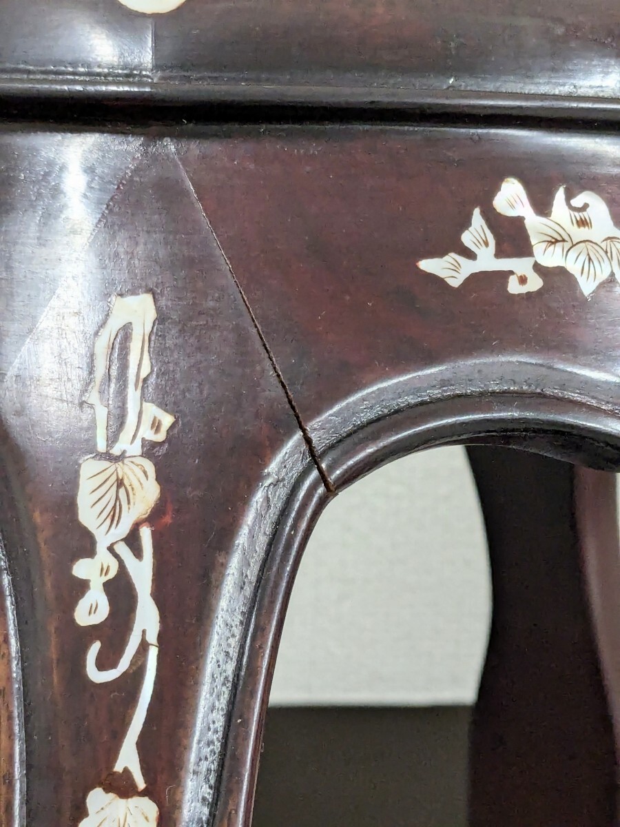 中国美術 唐木家具 螺鈿彫刻 紫檀 桜 透かし彫 椅子 孔雀 スツール セット　チェア 腰掛け サイドテーブル 花台 飾台 螺鈿細工_画像10