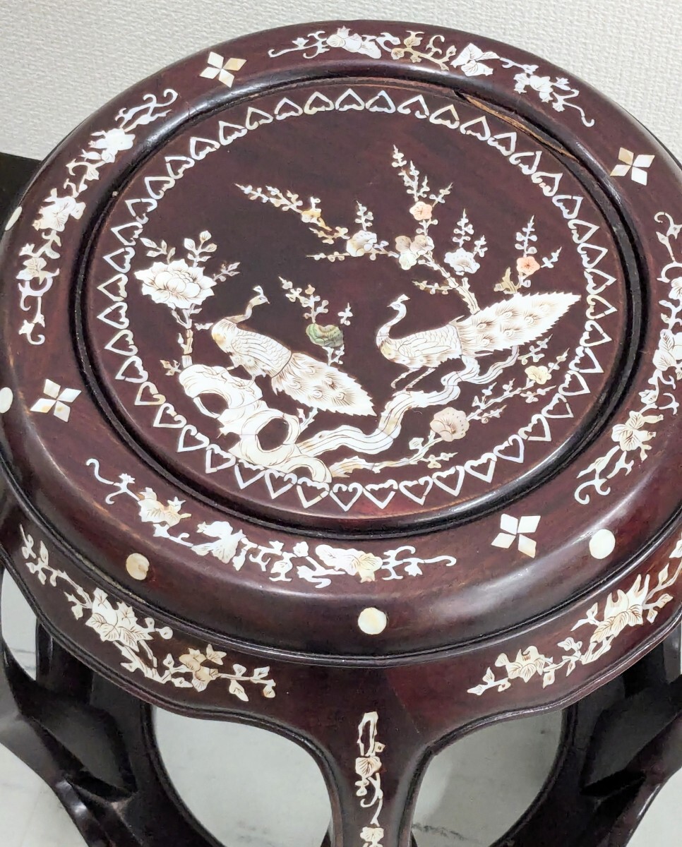 中国美術 唐木家具 螺鈿彫刻 紫檀 桜 透かし彫 椅子 孔雀 スツール セット　チェア 腰掛け サイドテーブル 花台 飾台 螺鈿細工_画像7