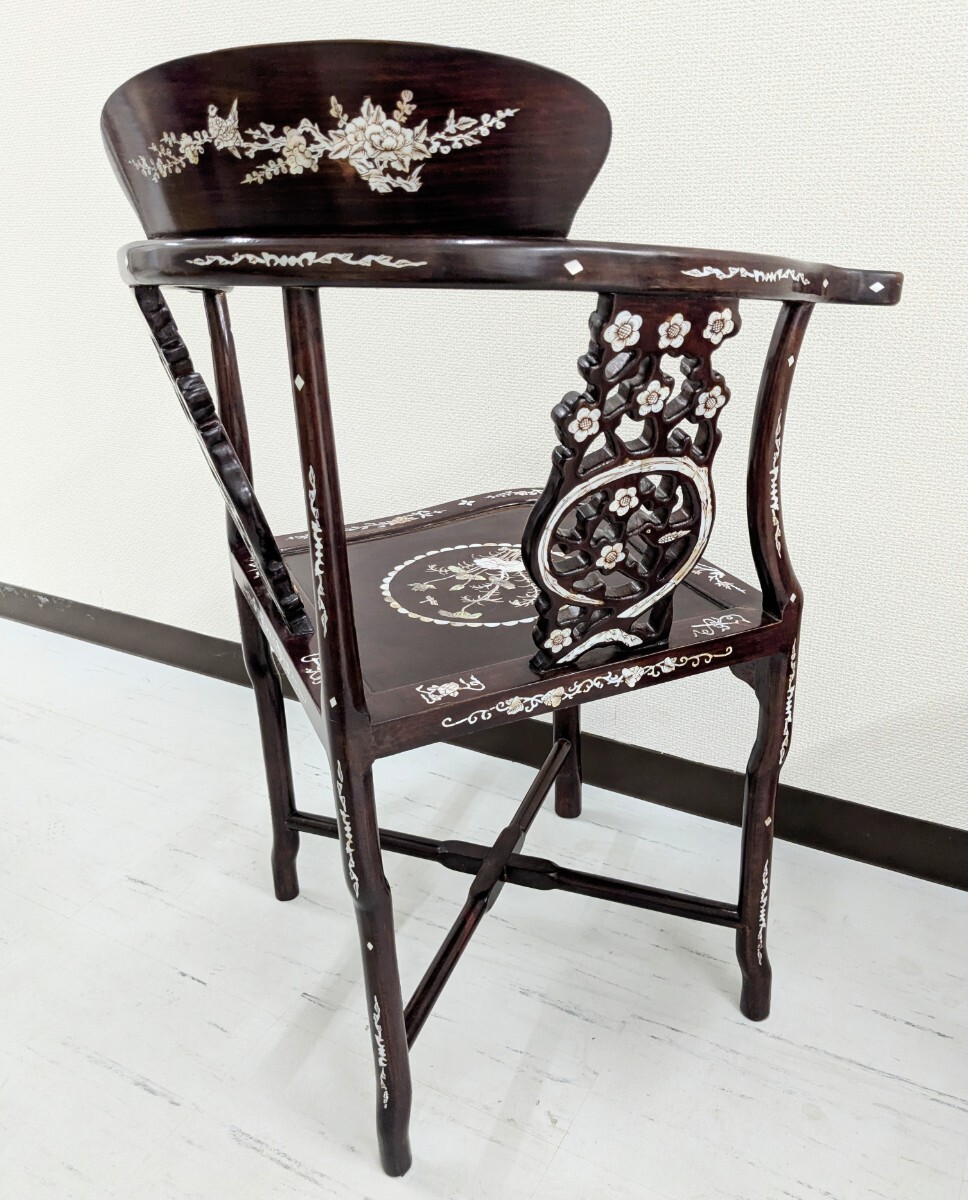 中国美術 唐木家具 螺鈿彫刻 紫檀 桜 透かし彫 椅子 孔雀 スツール セット　チェア 腰掛け サイドテーブル 花台 飾台 螺鈿細工_画像2