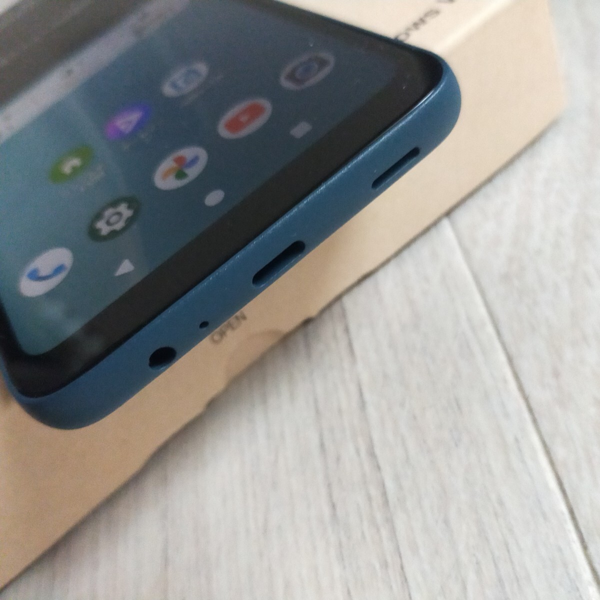 FCNT　「arrows We 2」 ネイビーグリーン　使用頻度極少の美品　 デュアルSIMでesim対応　Android15　年配の方にも優しいモデル　FCG02_画像4