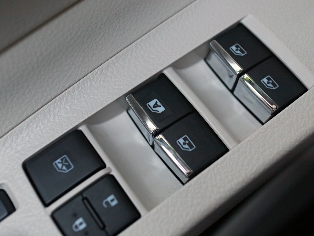 送280円～ メッキ スイッチ カバー (国内より発送) シエンタ170系 パワーウィンドスイッチ用 NCP170/NHP170/NSP170_画像3