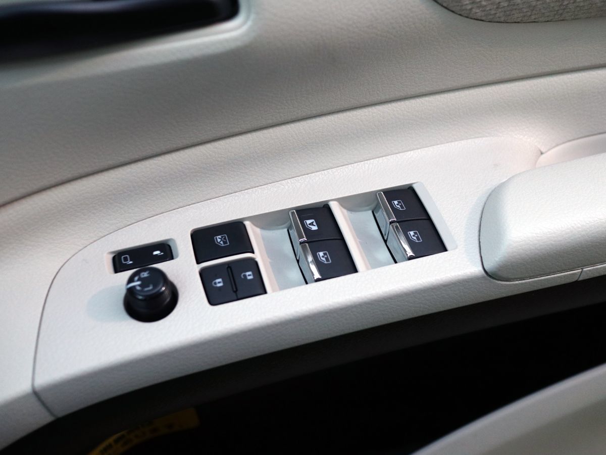 送280円～ メッキ スイッチ カバー (国内より発送) シエンタ170系 パワーウィンドスイッチ用 NCP170/NHP170/NSP170_画像4