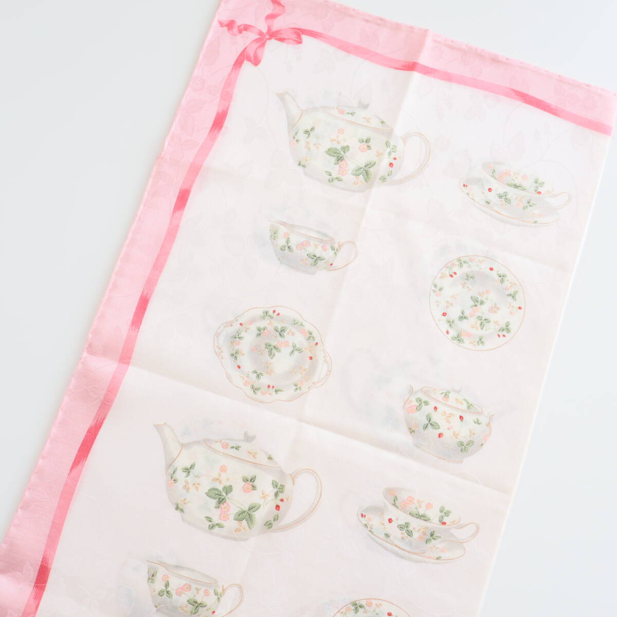 ■未使用　WEDGWOOD ウェッジウッド　シルク＆コットン　大判　ハンカチ　地模様　ミニスカーフ■_画像3