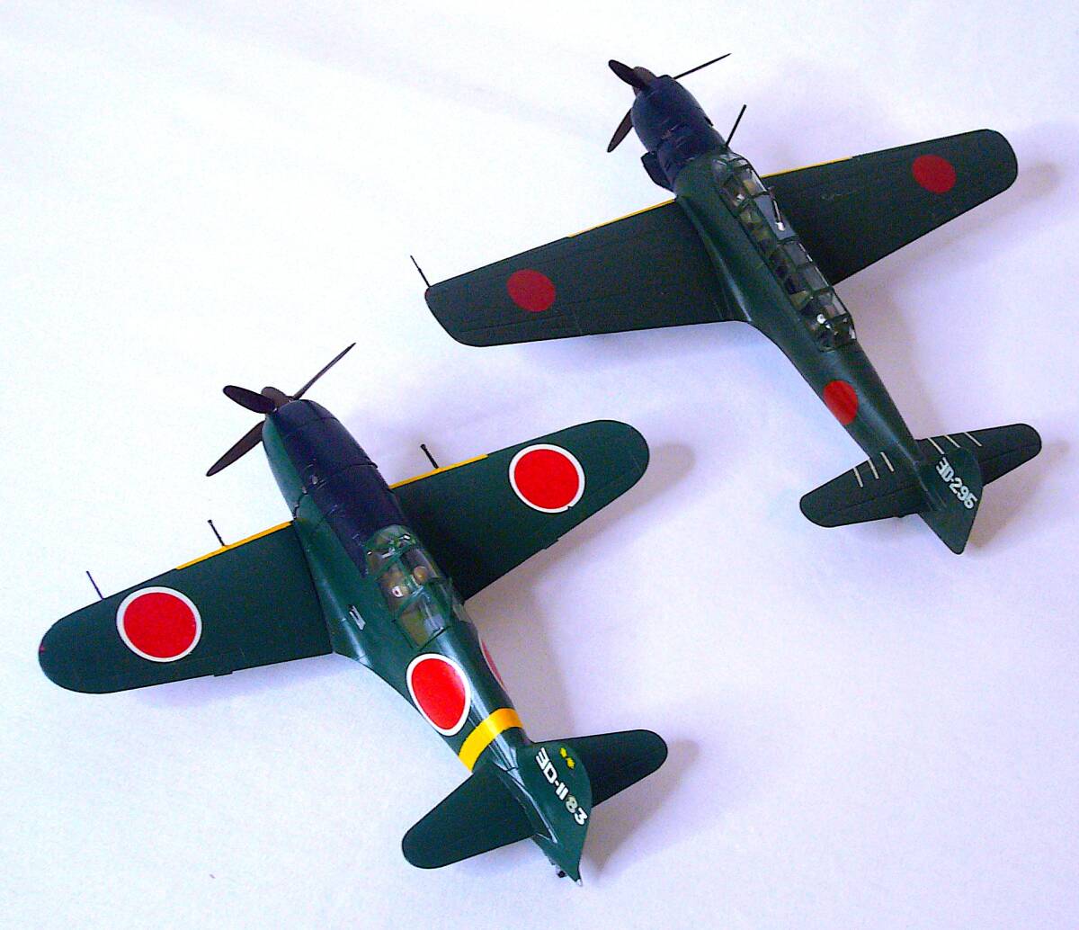フジミ/ハセガワ 1/72 中島 彩雲11型 30㎜斜銃装備 & 三菱 雷電21型 20㎜斜銃装備 プラモデル 塗装済み完成品 2個まとめ売り 箱なし_画像1
