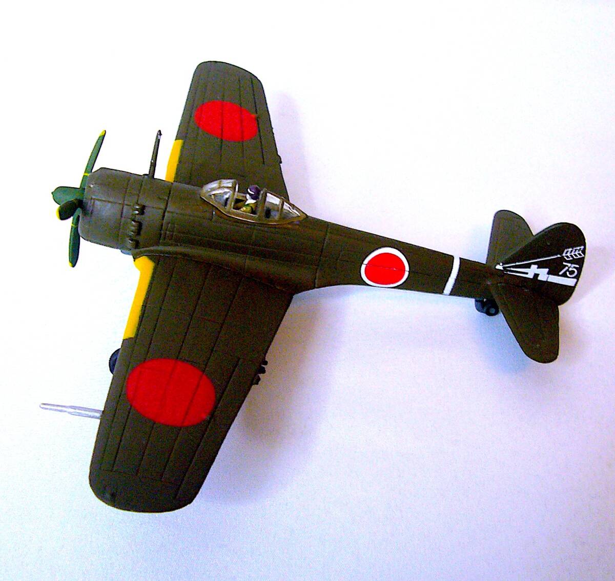 ザメディアジョン 1/72 中島 一式戦 隼Ⅲ型甲 陸軍特別攻撃隊 第19振武隊隊長 四宮徹中尉搭乗機 メタルダイキャスト 塗装済み完成品 箱なし_画像2