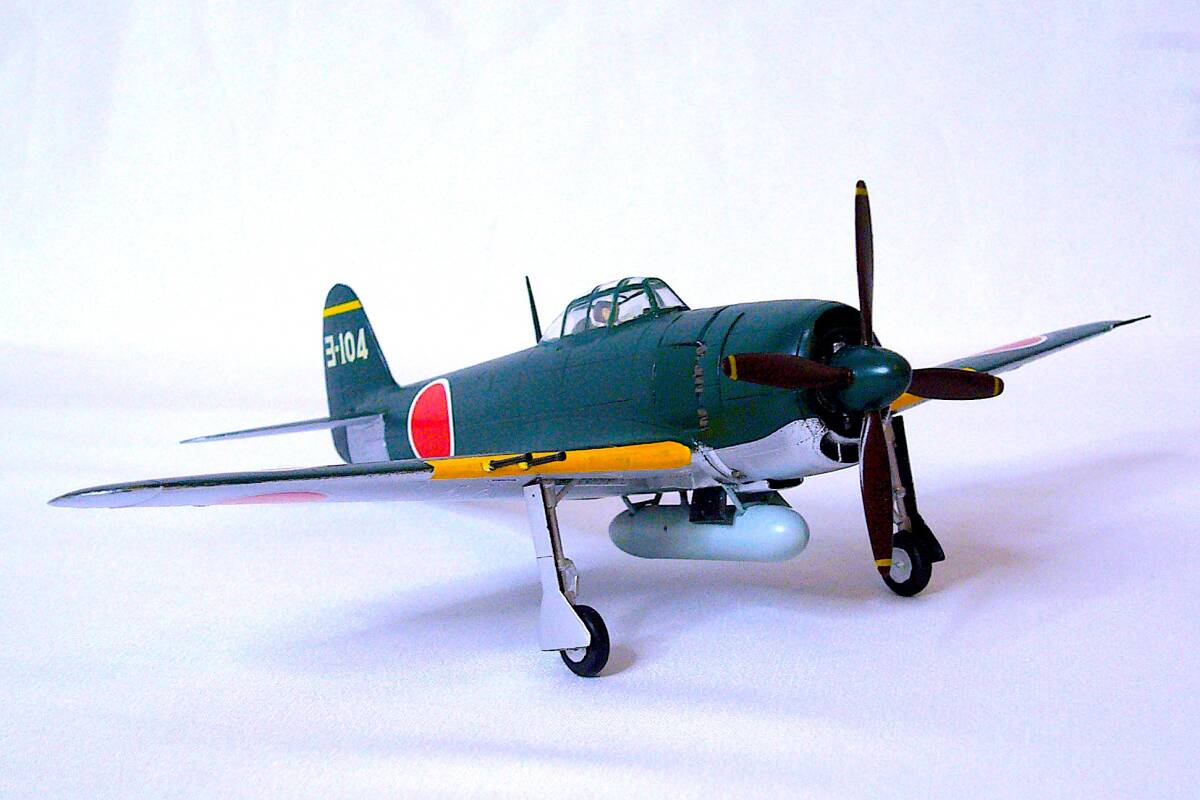 フジミ/ハセガワ 1/72 川西 紫電改 21型 & 空技廠/愛知 彗星12型 横須賀海軍航空隊 プラモデル 塗装済み完成品 2個まとめ売り 箱なし_画像3