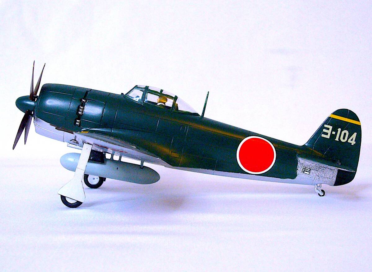 フジミ/ハセガワ 1/72 川西 紫電改 21型 & 空技廠/愛知 彗星12型 横須賀海軍航空隊 プラモデル 塗装済み完成品 2個まとめ売り 箱なし_画像2