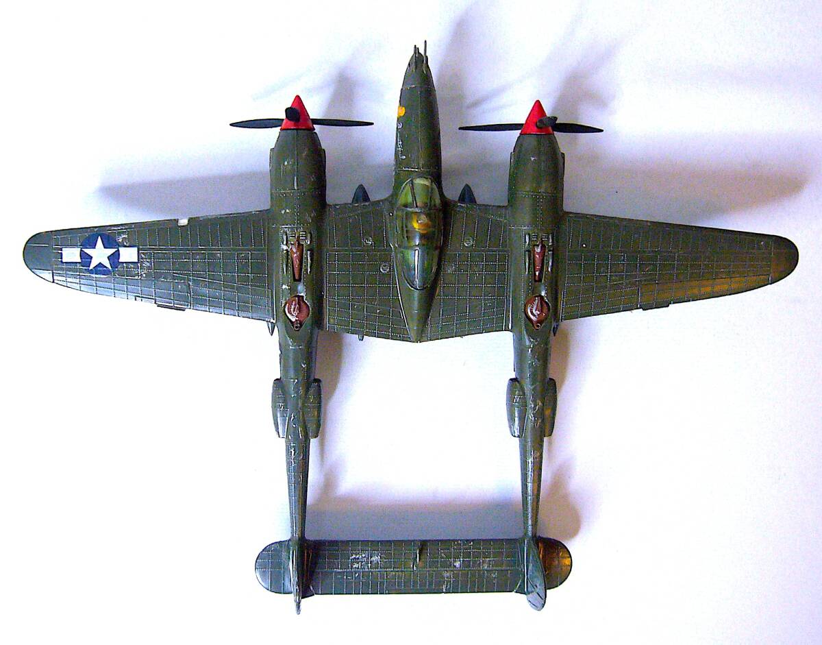 エアフィックス 1/72 アメリカ陸軍 ロッキード P-38G ライトニング “ビューティフル ラス” プラモデル 塗装済み完成品 箱なし_画像9