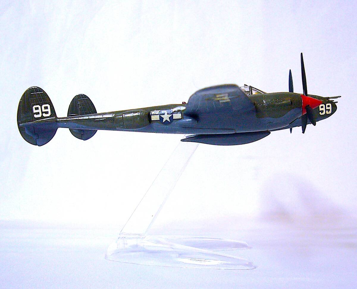 エアフィックス 1/72 アメリカ陸軍 ロッキード P-38G ライトニング “ビューティフル ラス” プラモデル 塗装済み完成品 箱なし_画像6