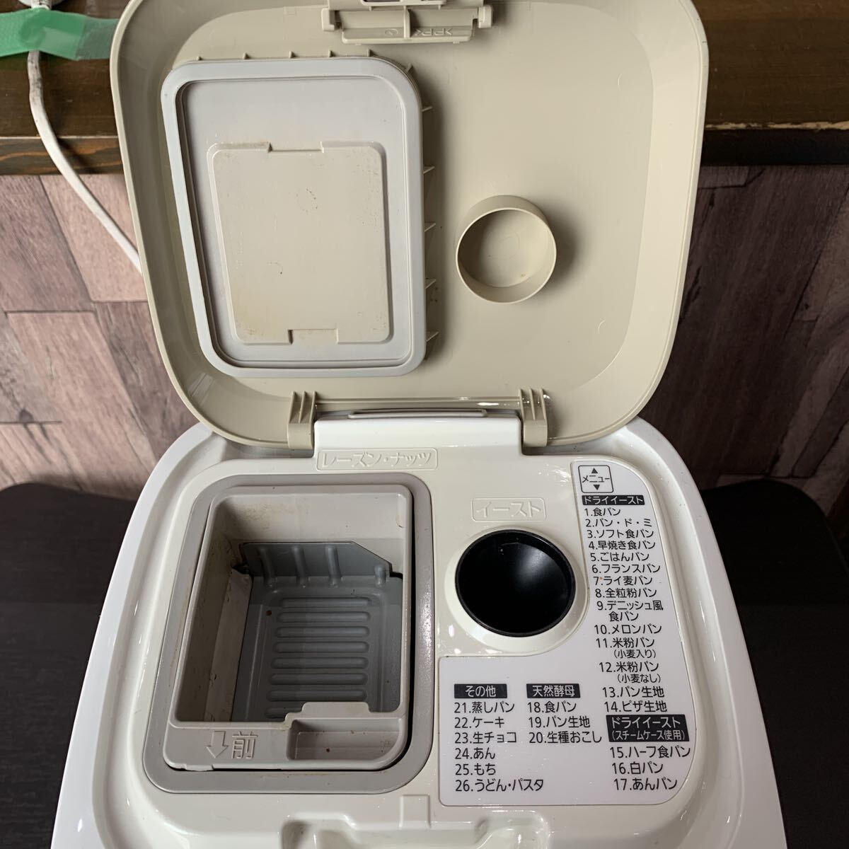 （FUK026） Panasonic パナソニック ホームベーカリー SD-BMS104 ホワイト 家庭用 パン焼き機 調理家電 2011年製　中古品_画像3