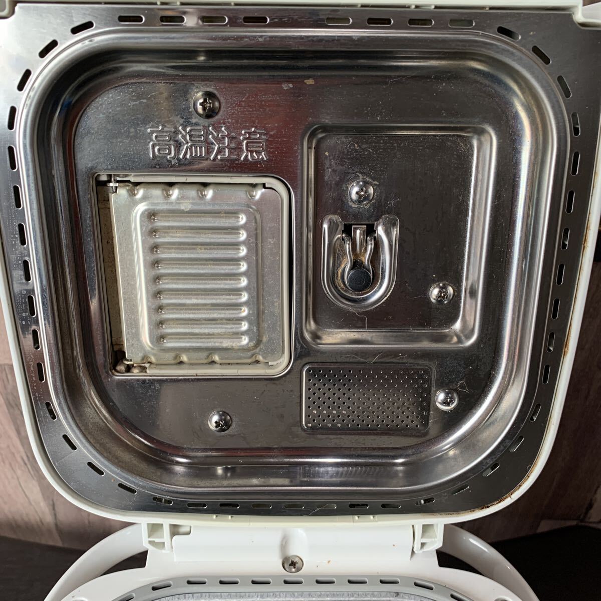 （FUK026） Panasonic パナソニック ホームベーカリー SD-BMS104 ホワイト 家庭用 パン焼き機 調理家電 2011年製　中古品_画像4