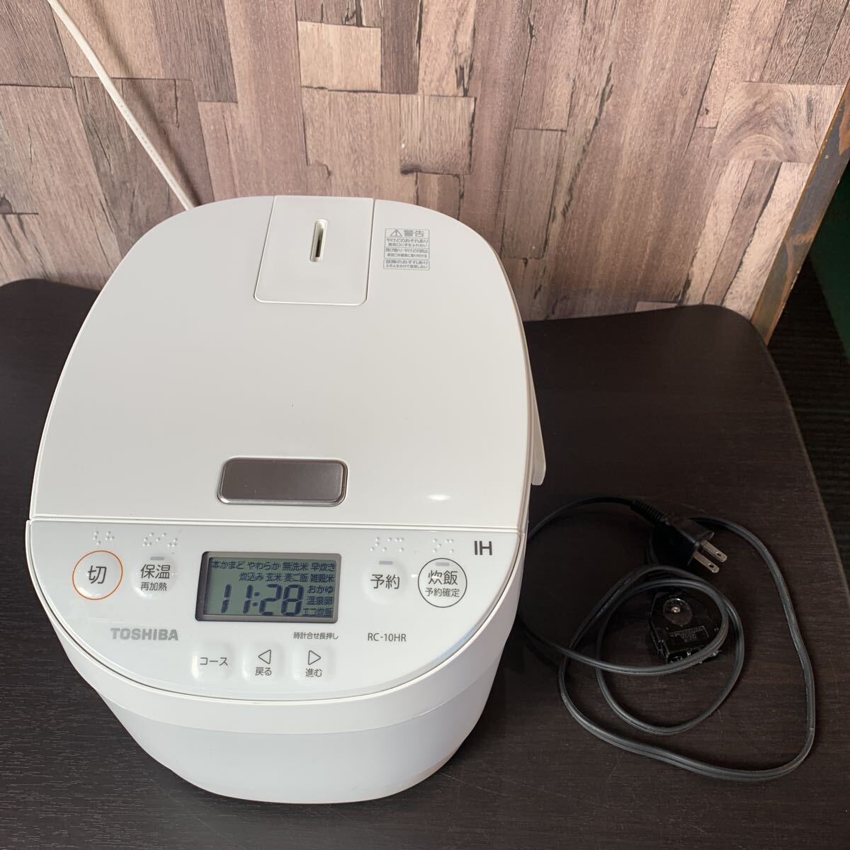 （FUK078） TOSHIBA 東芝 IHジャー炊飯器 5合 RC-10HR ホワイト　2021年製　家庭用　最大炊飯容量　1.0L 中古品_画像1