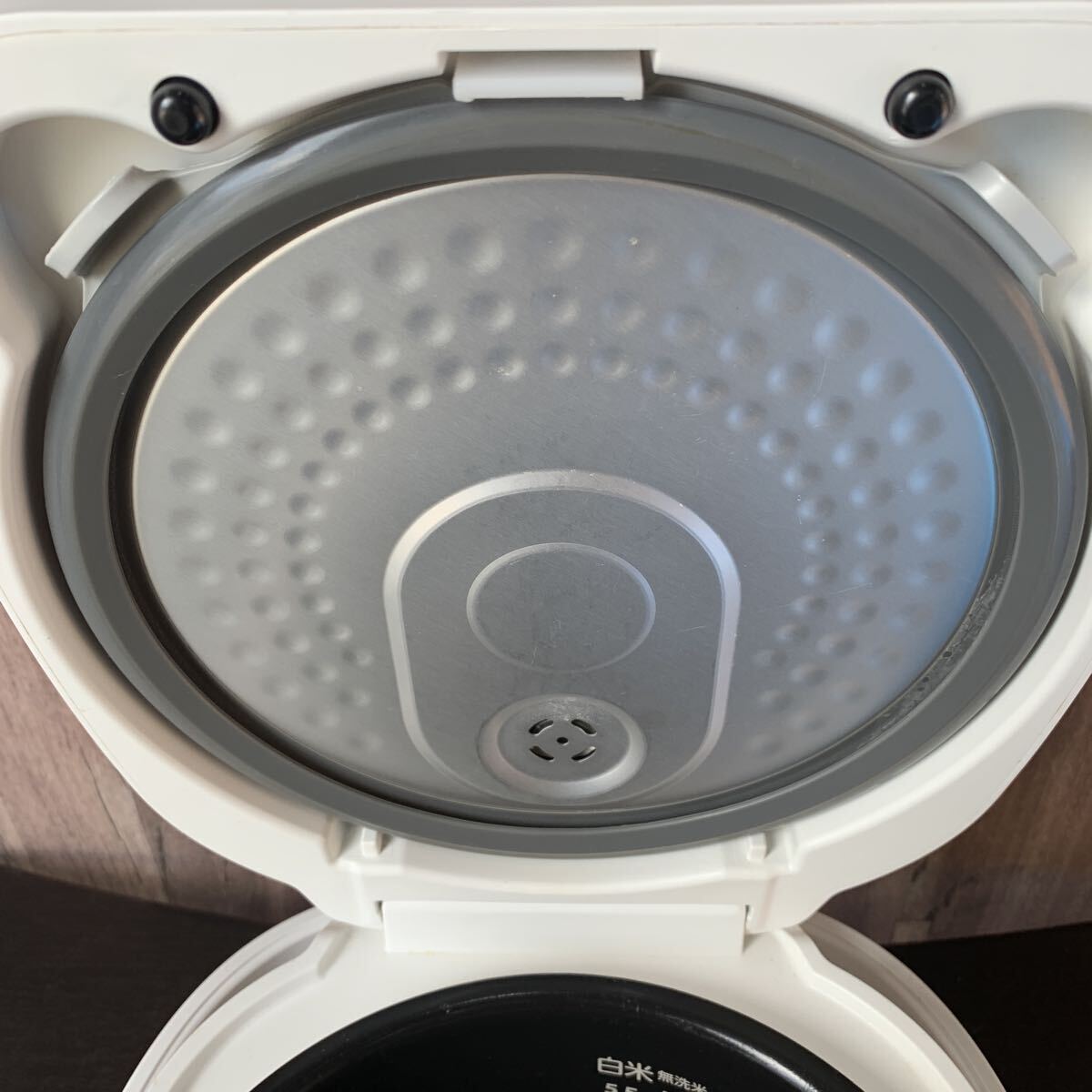 （FUK078） TOSHIBA 東芝 IHジャー炊飯器 5合 RC-10HR ホワイト　2021年製　家庭用　最大炊飯容量　1.0L 中古品_画像3