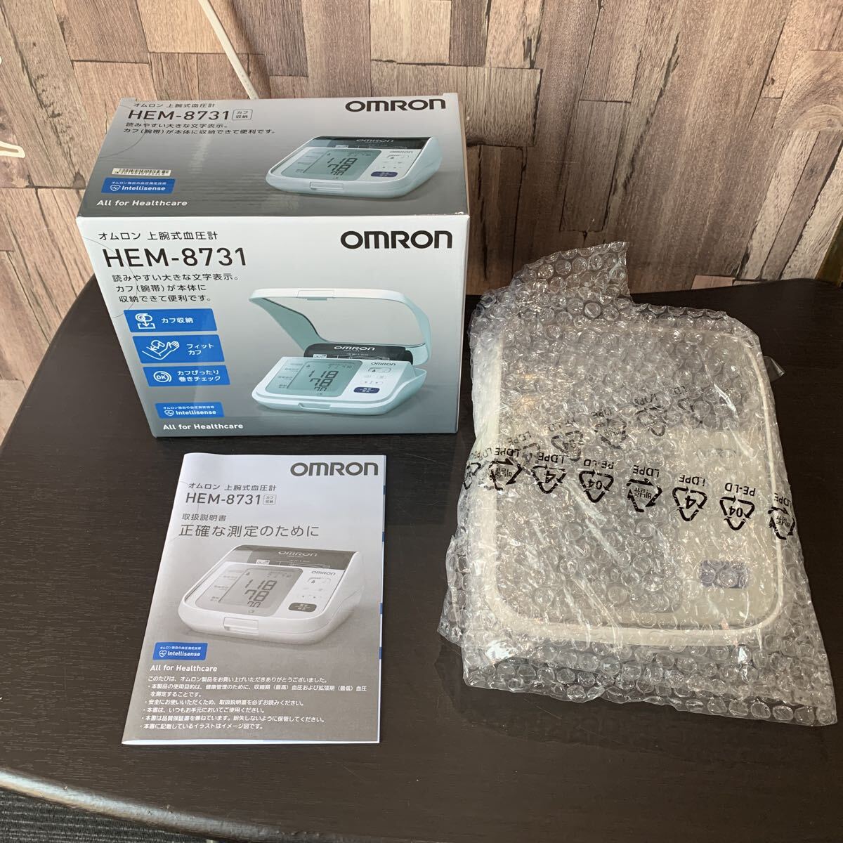 (FUK091) ☆未使用品☆ OMRON オムロン 上腕式血圧計 HEM-8731 健康器具 年式不明 箱入り 中古品_画像1