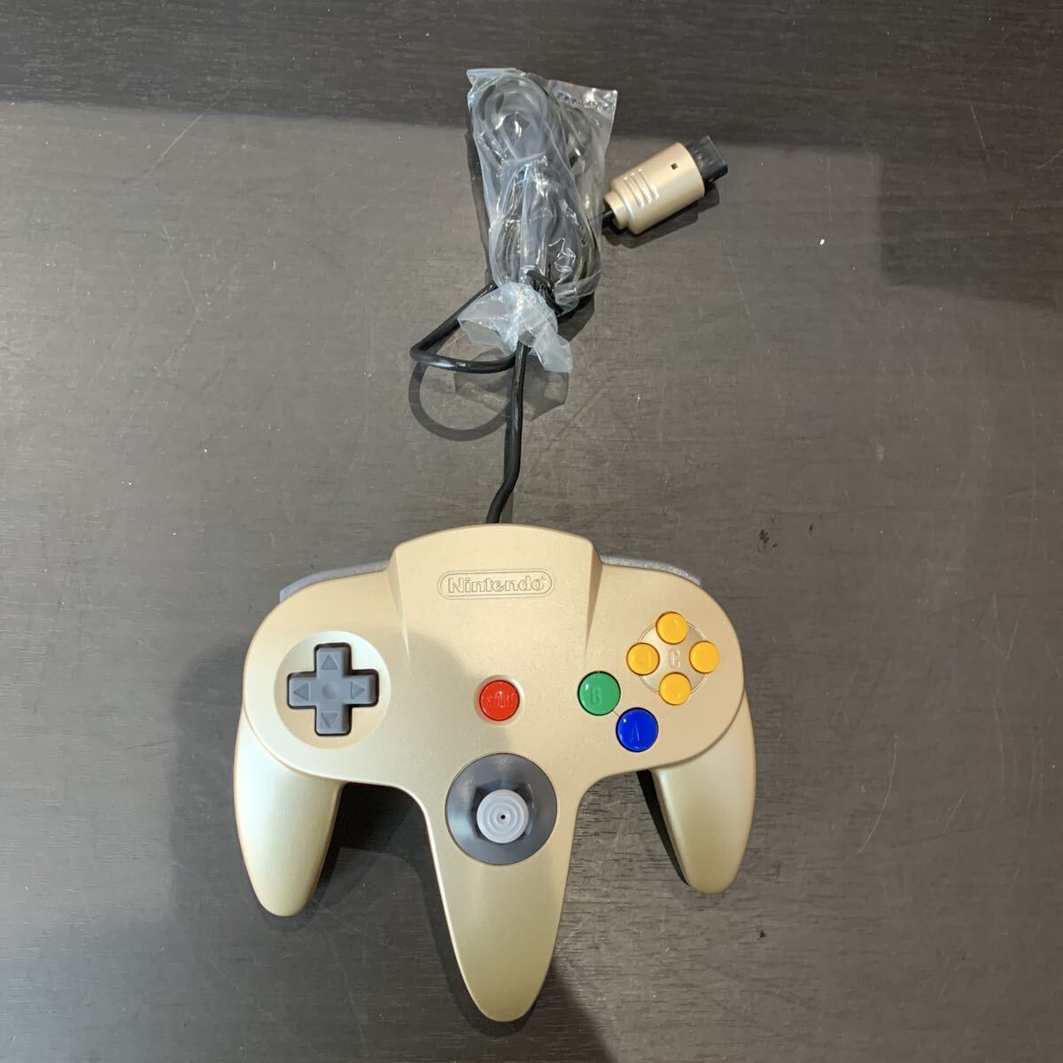 （FUK095） ☆未使用品☆ 任天堂 Nintendo ニンテンドー64 コントローラー NUS-005 ゴールド 箱入り　中古品_画像2