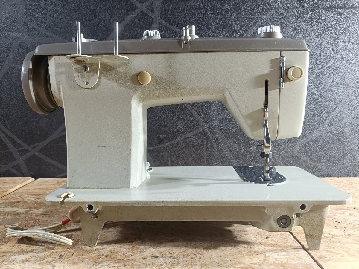(UK055)【ジャンク】BROTHER ミシン ZU2-B680 本体のみ ブラザー 手芸 裁縫 手工芸 レトロ 現状品_画像3