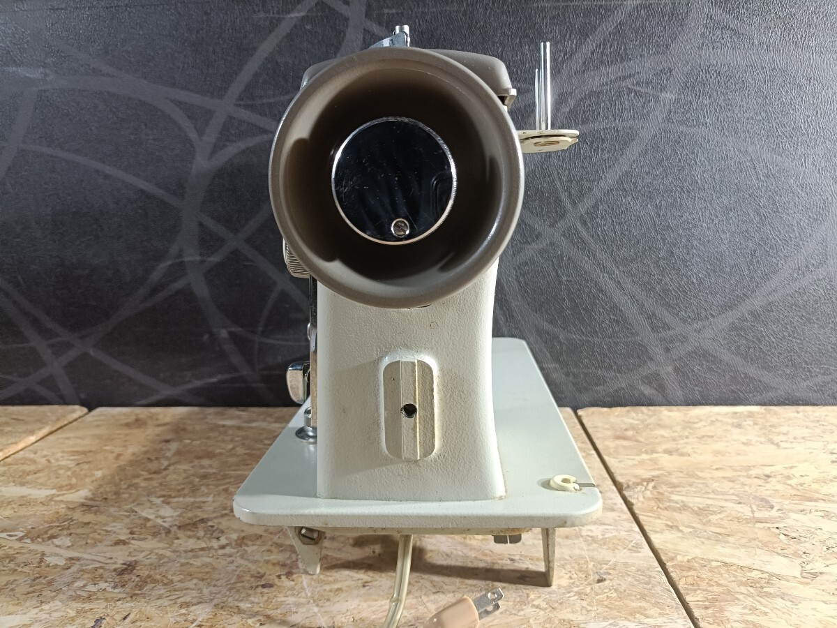 (UK055)【ジャンク】BROTHER ミシン ZU2-B680 本体のみ ブラザー 手芸 裁縫 手工芸 レトロ 現状品_画像4