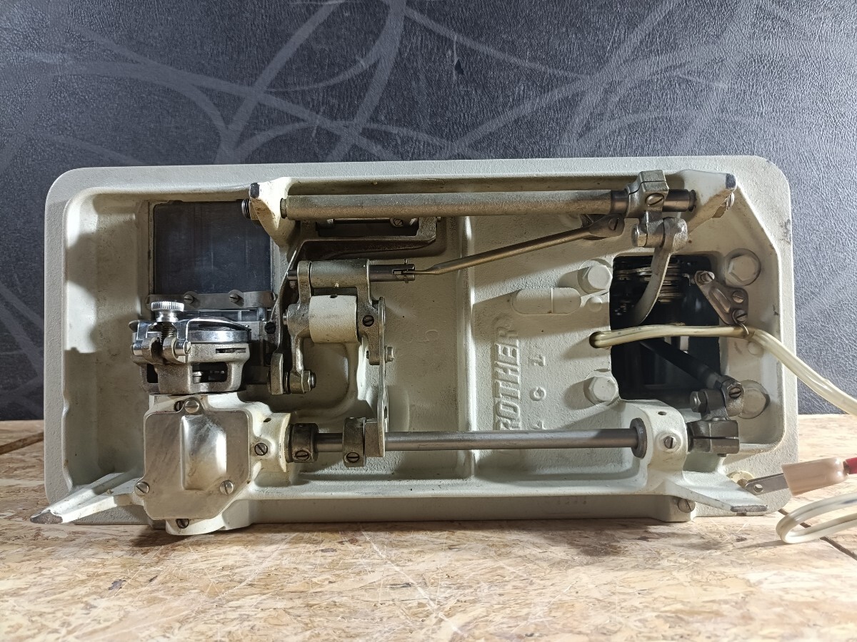 (UK055)【ジャンク】BROTHER ミシン ZU2-B680 本体のみ ブラザー 手芸 裁縫 手工芸 レトロ 現状品_画像6