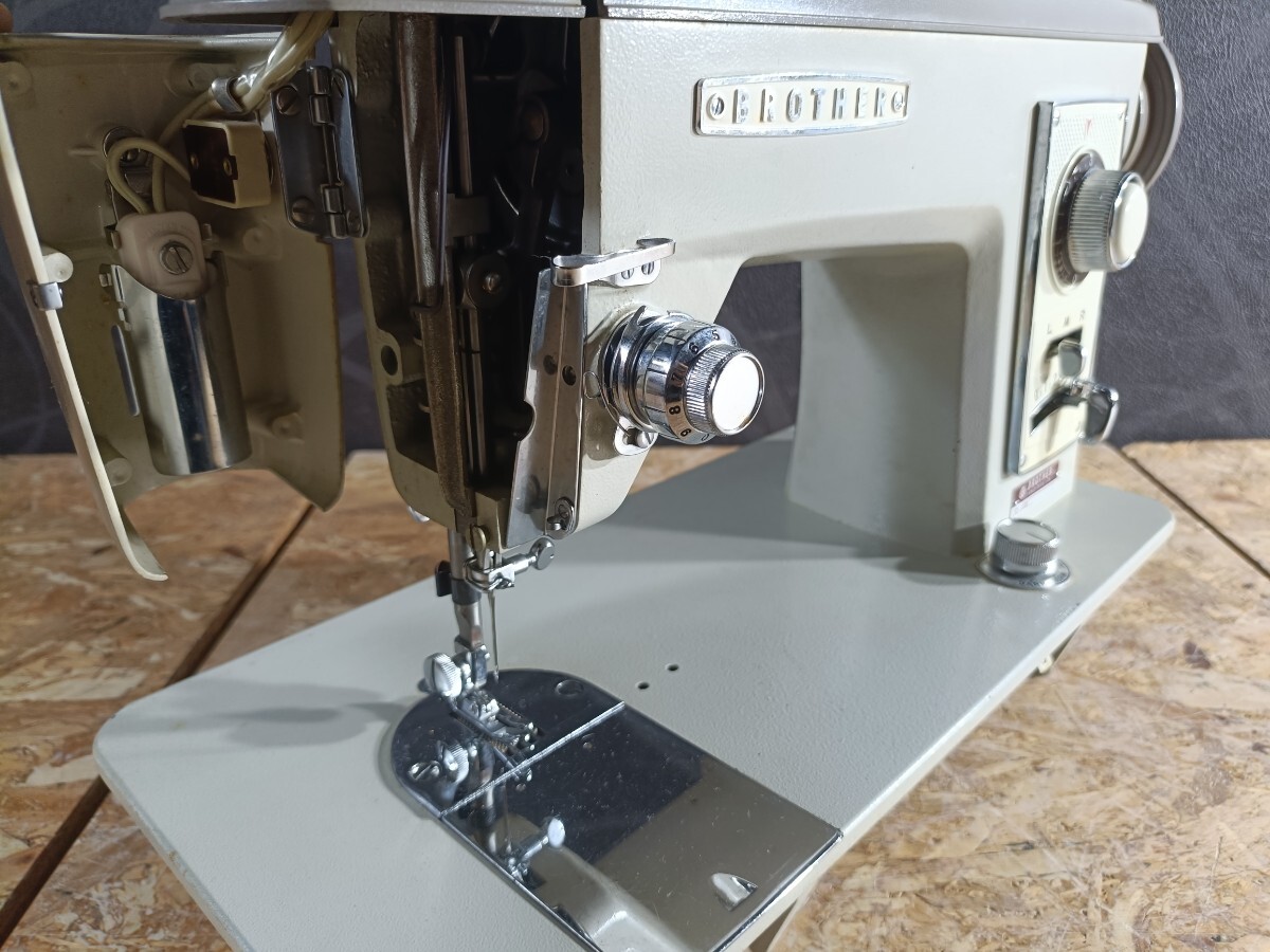(UK055)【ジャンク】BROTHER ミシン ZU2-B680 本体のみ ブラザー 手芸 裁縫 手工芸 レトロ 現状品_画像7