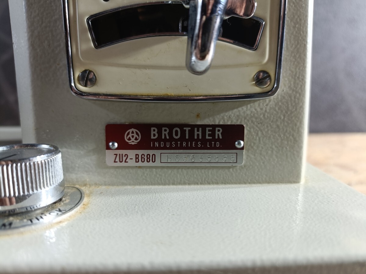 (UK055)【ジャンク】BROTHER ミシン ZU2-B680 本体のみ ブラザー 手芸 裁縫 手工芸 レトロ 現状品_画像9