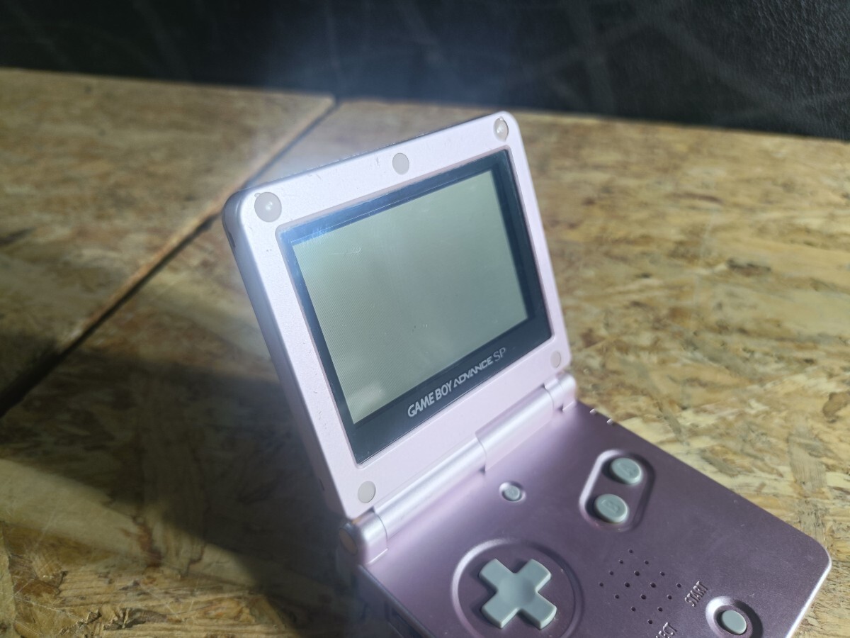 (UK080)【ジャンク品】Nintendo ゲームボーイアドバンスSP AGS-001 パールピンク 本体のみ GBASP GAMEBOY ADVANCE 任天堂 現状品_画像2