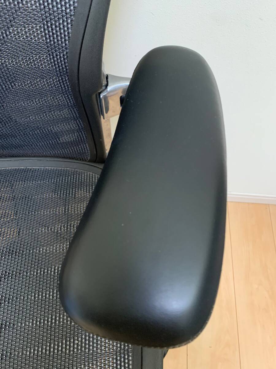 Herman Miller アーロンチェア グラファイト ポリッシュドアルミニウム 本革アーム フル装備 Bサイズ １オーナー 中古美品_画像5