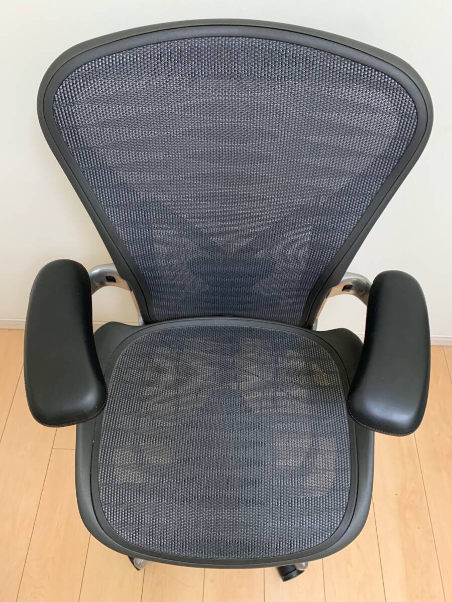 Herman Miller アーロンチェア グラファイト ポリッシュドアルミニウム 本革アーム フル装備 Bサイズ １オーナー 中古美品_画像3
