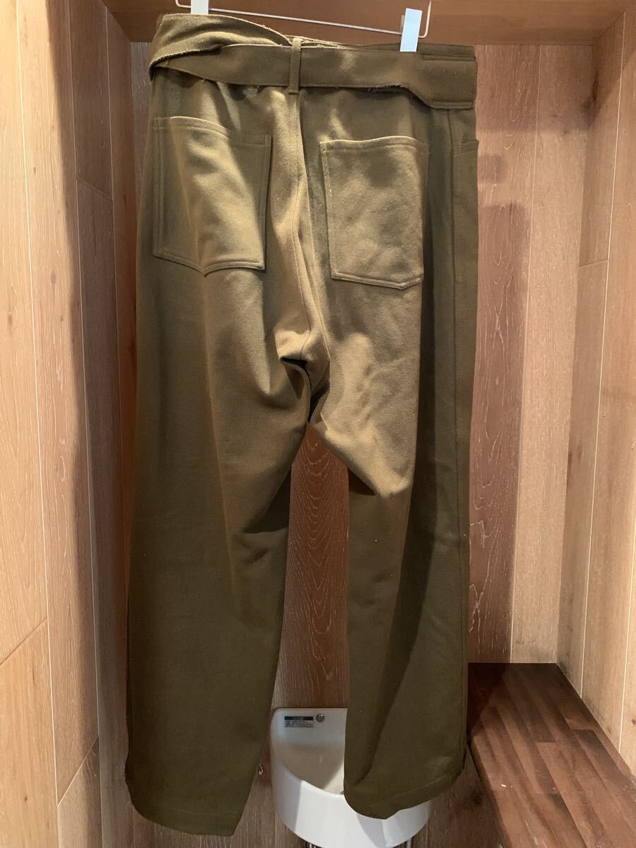 COMOLI フェルトン ベルテッドパンツ サイズ2 カーキ ウール/ナイロン_画像2