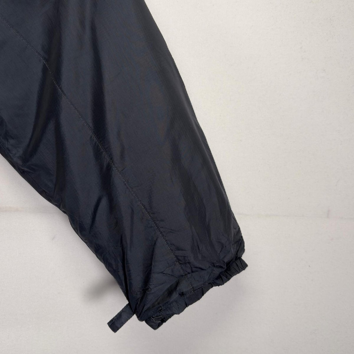 古着 コロンビア Columbia ナイロンジャケット 中綿 アウトドア ラグラン ワンポイントロゴ刺繍 フルジップ L ブラック レディース_画像4